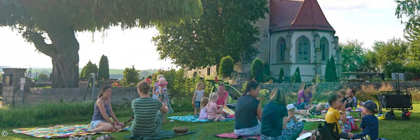 Picknick vor der Bergkirche zum Kinderfrageabend